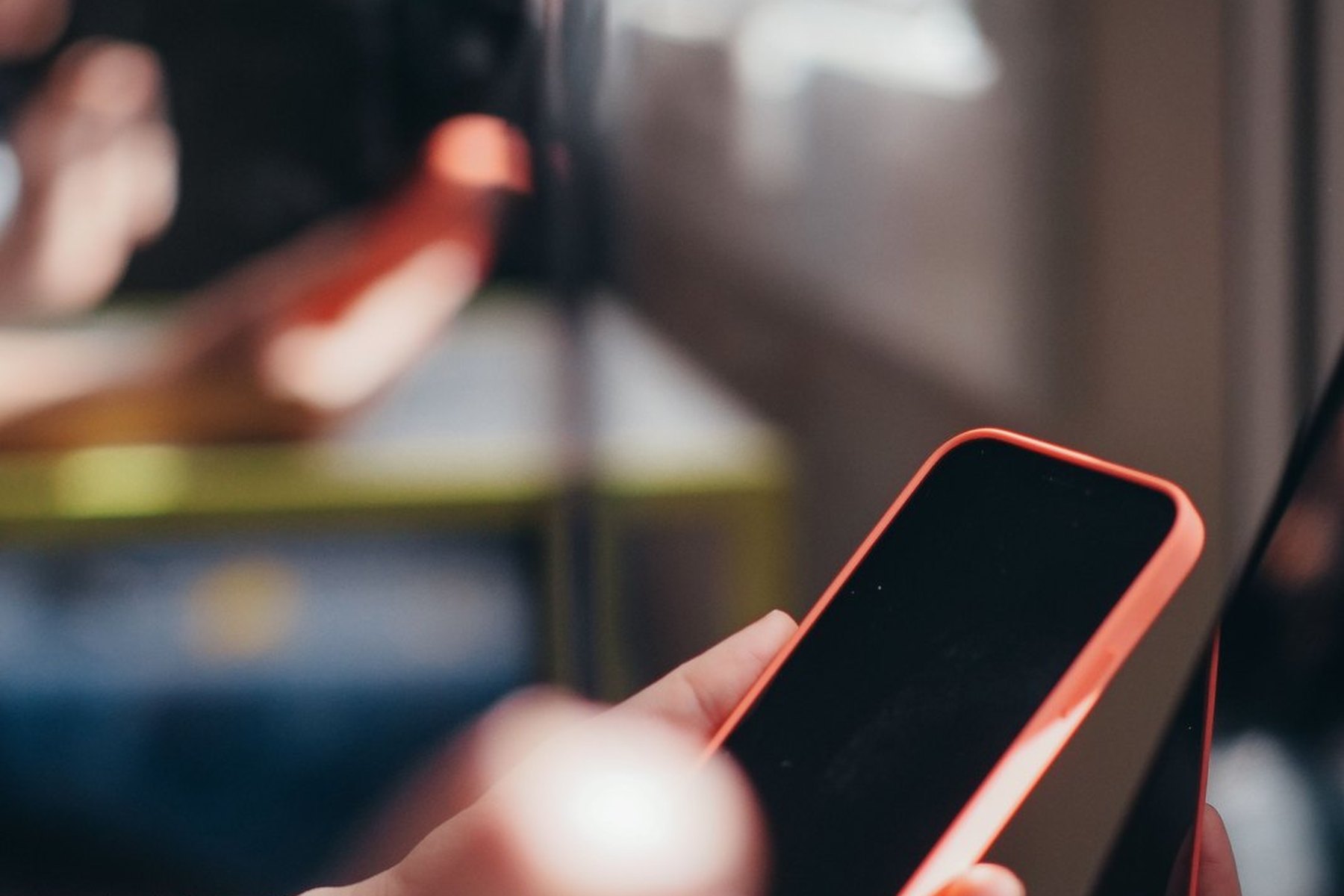 Développeur testant son application sur mobile et poste de travail